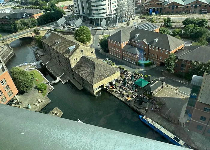 Harvey Nic's & Designer Quarter 60ch