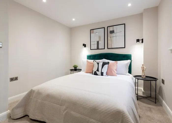 Harvey Nic's & Designer Quarter 60ch