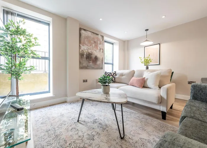 Harvey Nic's & Designer Quarter 60ch